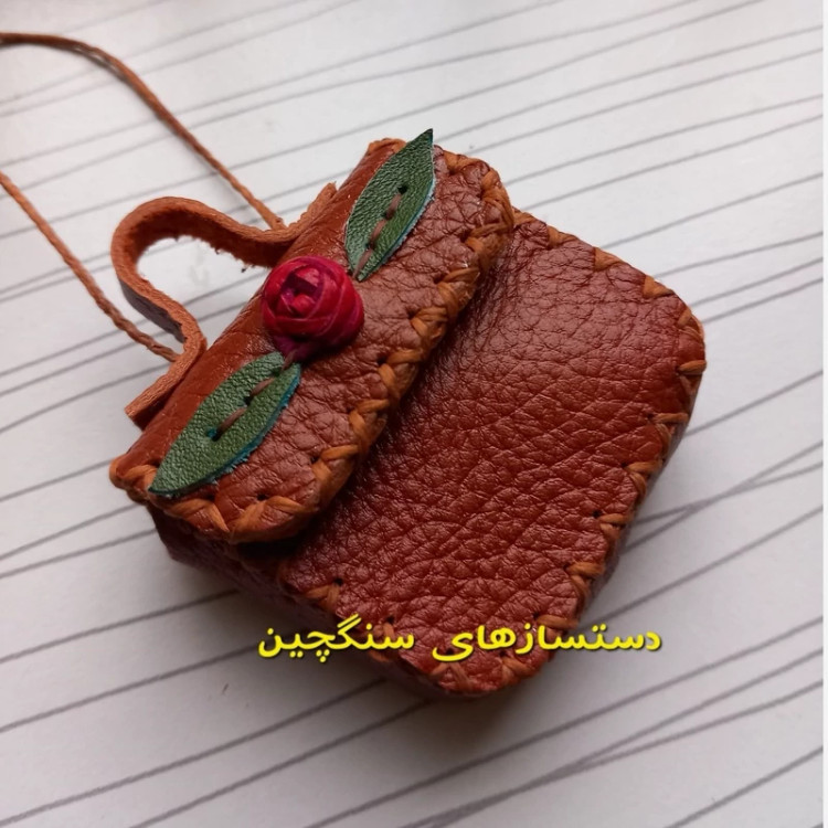 کیف دعا چرم طبیعی با گل چرمی جادعایی جا حرزی گردن آویز چرم طبیعی طرح گل دست دوز