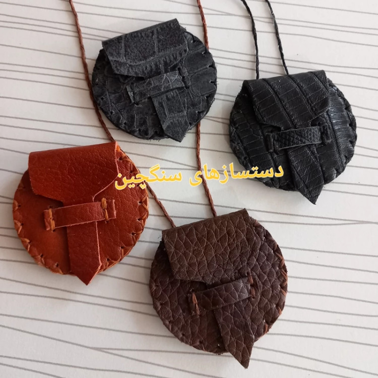 جای دعا چرم طبیعی کیف گردنی جای حرز کیف دعا چرم دست دوز (قطر 5 سانتیمتر )