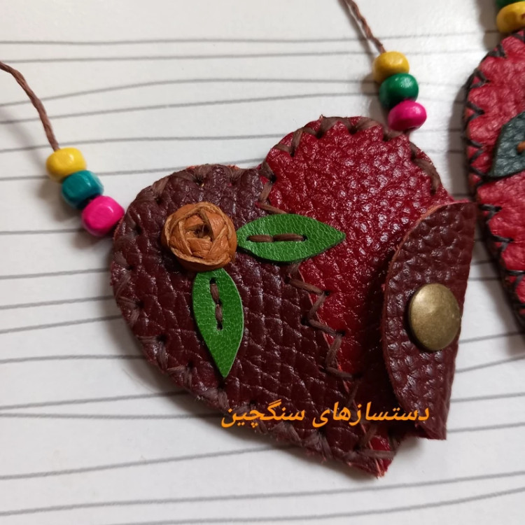 جادعایی چرم طبیعی قلبی با گل چرم جاحرزی کیف گردنی دعا دست دوز