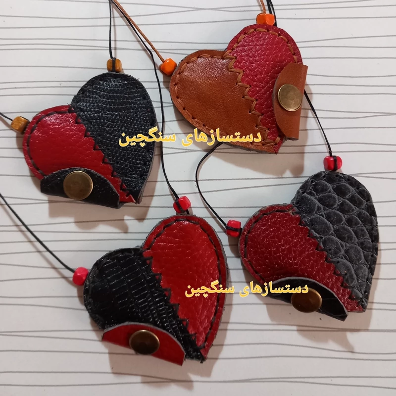 جادعایی چرم طبیعی طرح قلب کیف دعا گردن آویز دعا جای حرز (دست دوز)