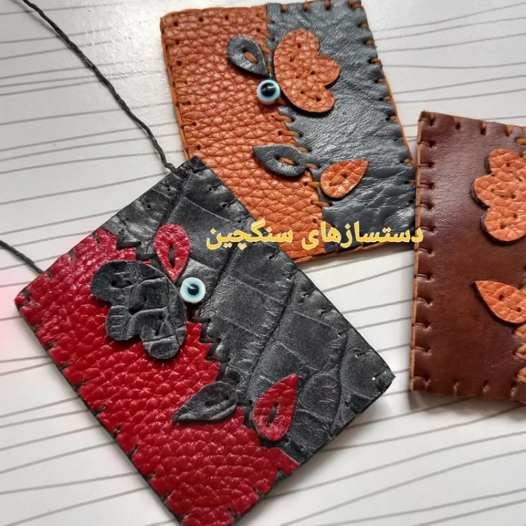 کیف دعا و حرز طرح گل چرم طبیعی با نگین چشم زخم (سایز داخلی 5 در 6 و نیم) کیف گردنی جاحرزی