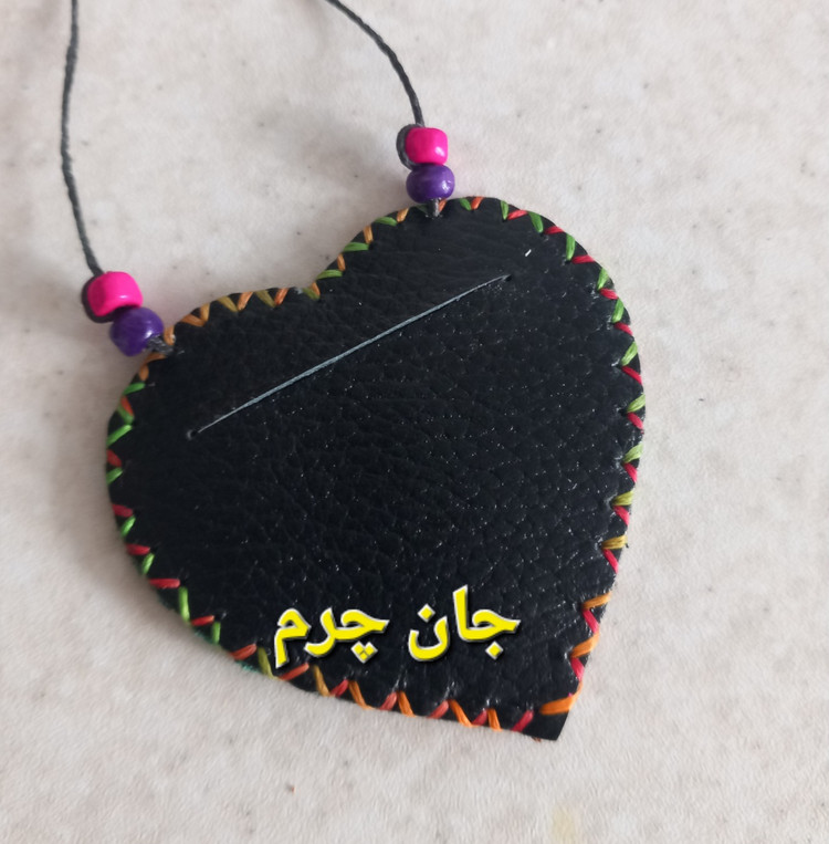 جای دعا چرم طبیعی گاو دست دوز جا دعایی قلبی جاحرزی رومانتویی گردن آویز جای حرز کیف دعا
