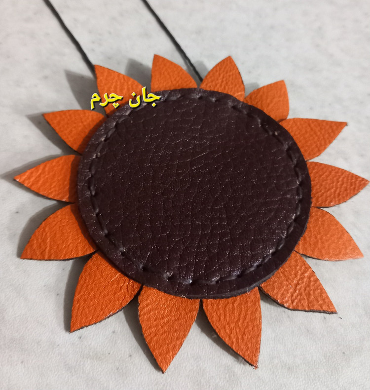 جای دعا چرم طبیعی دست دوز جاحرزی گل آفتابگردان جادعایی رومانتویی کیف دعا( فضای داخلی حدود 5 سانت)
