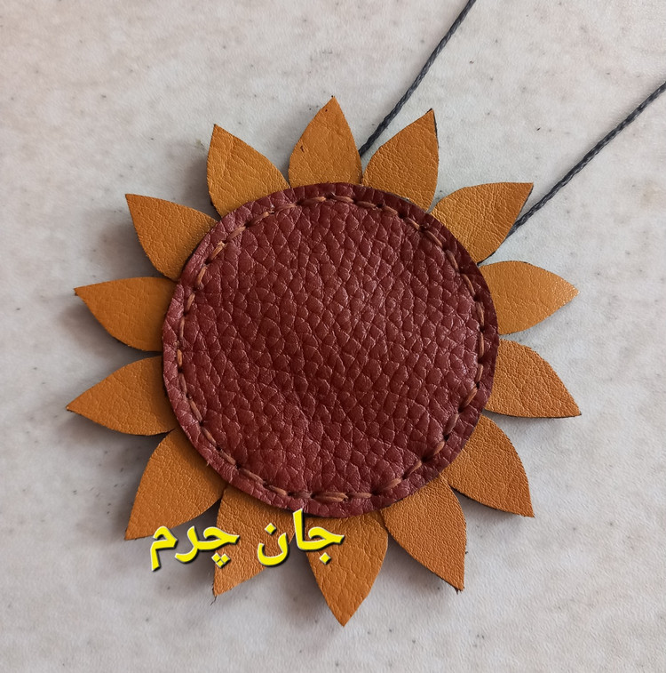 جای دعا چرم طبیعی دست دوز جاحرزی گل آفتابگردان جادعایی رومانتویی کیف دعا( فضای داخلی حدود 5 سانت)