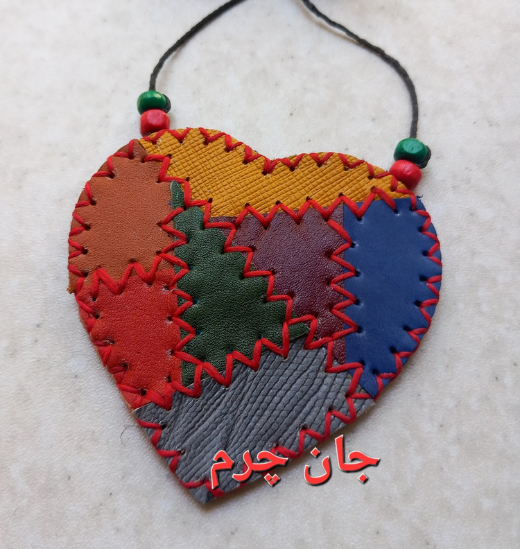 جای دعا چرم طبیعی گاو دست دوز جا دعایی قلبی جاحرزی رومانتویی گردن آویز جای حرز کیف دعا