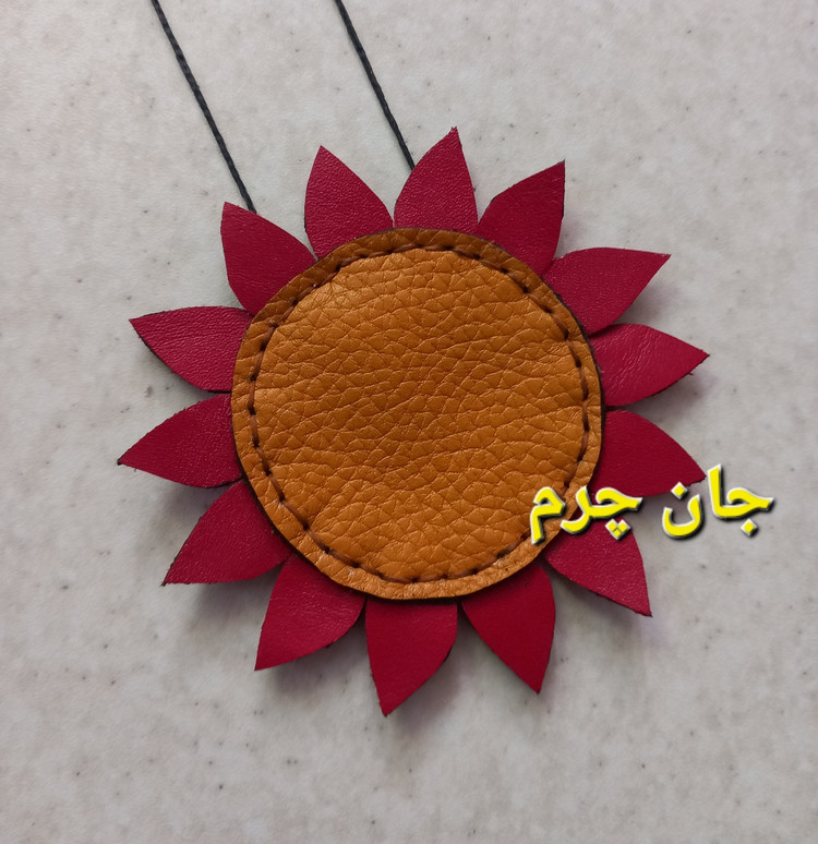 جای دعا چرم طبیعی دست دوز جاحرزی گل آفتابگردان جادعایی رومانتویی کیف دعا( فضای داخلی حدود 5 سانت)