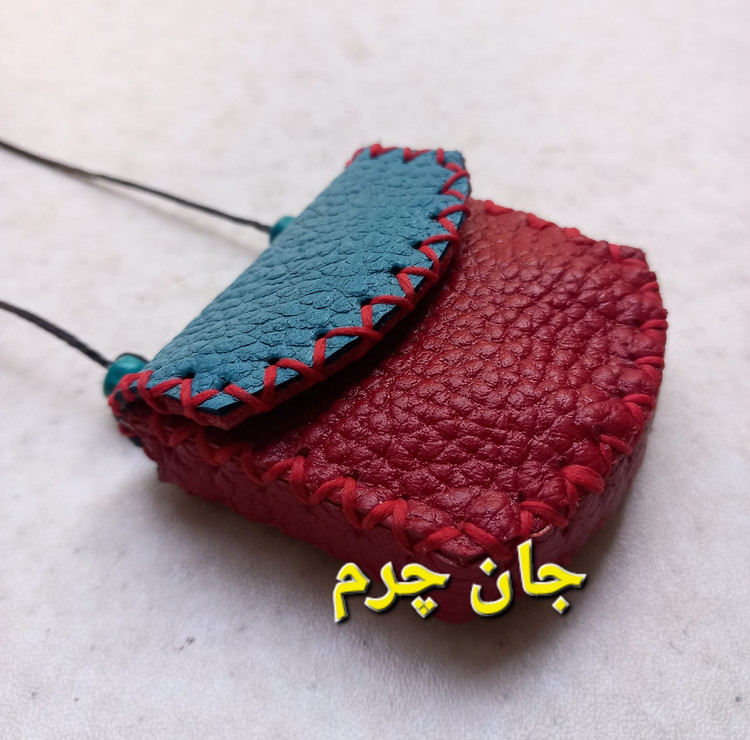 کیف دعا حجم دار چرم طبیعی دست دوز جادعایی جاحرزی کیف گردنی رومانتویی