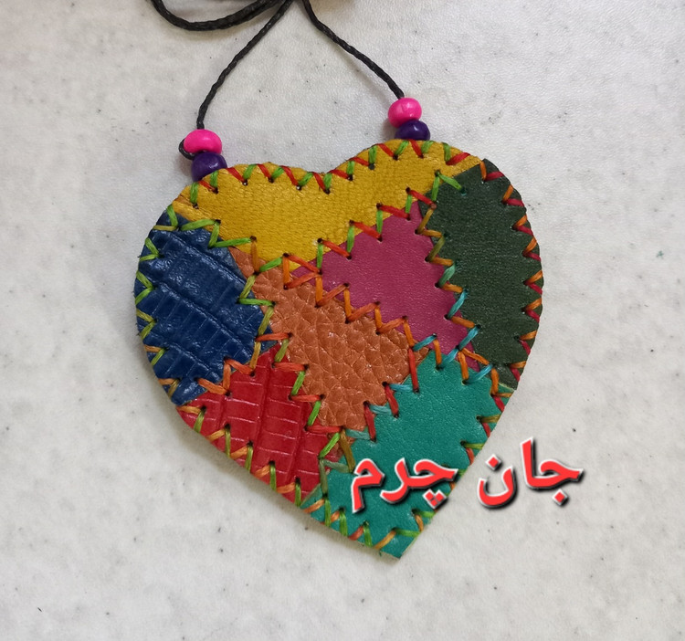 جای دعا چرم طبیعی گاو دست دوز جا دعایی قلبی جاحرزی رومانتویی گردن آویز جای حرز کیف دعا