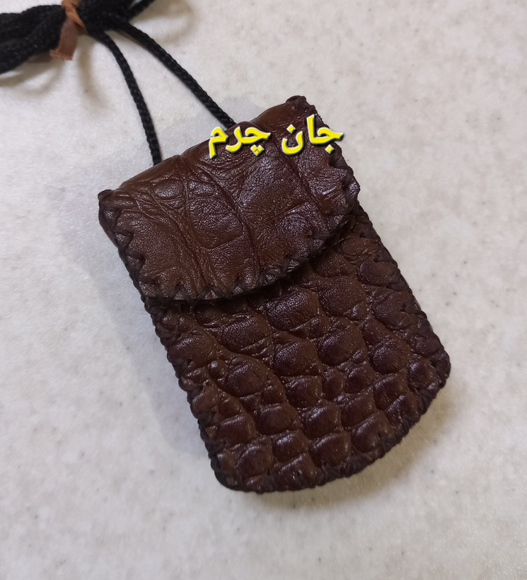 جادعایی چرم طبیعی حجم دار با بند ضخیم سایز بزرگ جاحرزی جای دعا گردن آویز جای حرز کیف گردنی