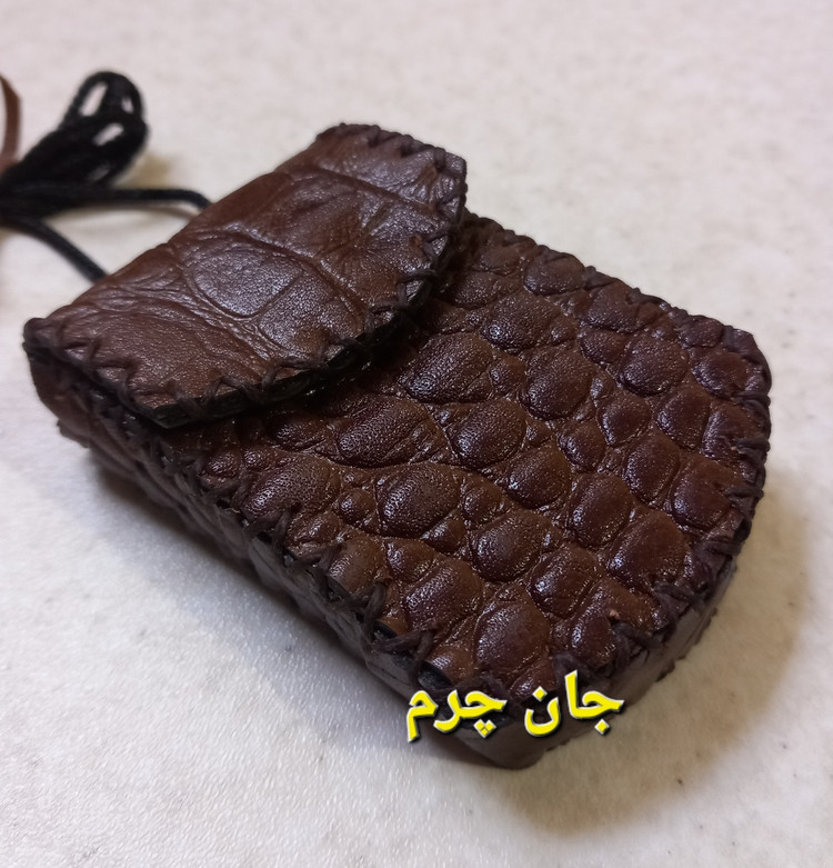 جادعایی چرم طبیعی حجم دار با بند ضخیم سایز بزرگ جاحرزی جای دعا گردن آویز جای حرز کیف گردنی
