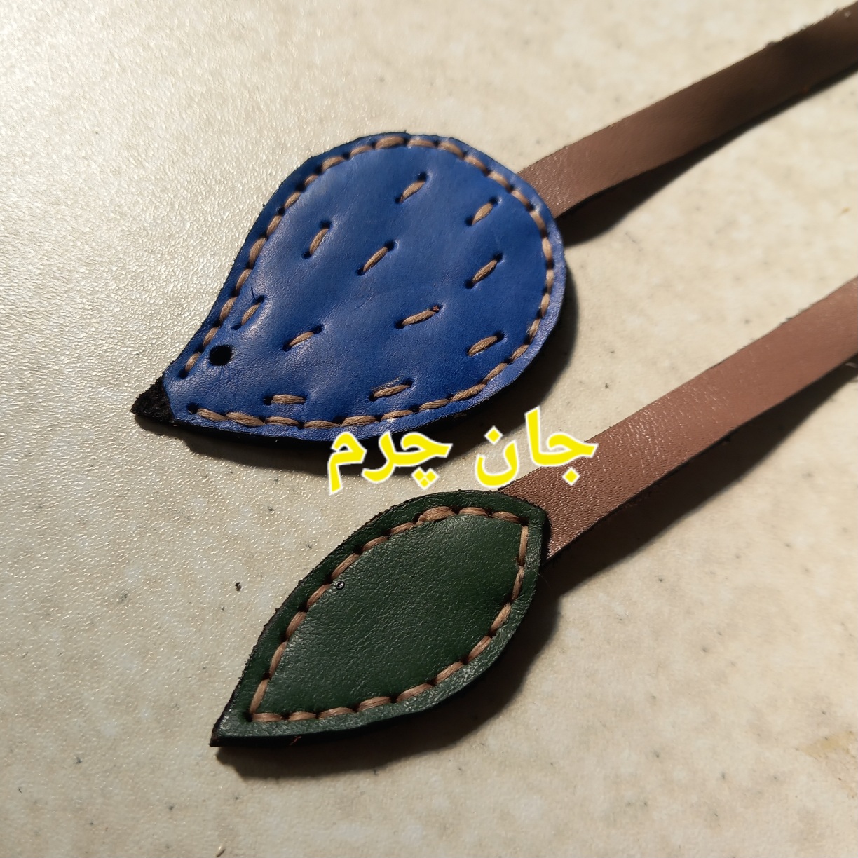 بسته ۲ عددی بوک مارک چرم طبیعی دست دوز ، نشانگر کتاب چرمی طرح جوجه تیغی و برگ